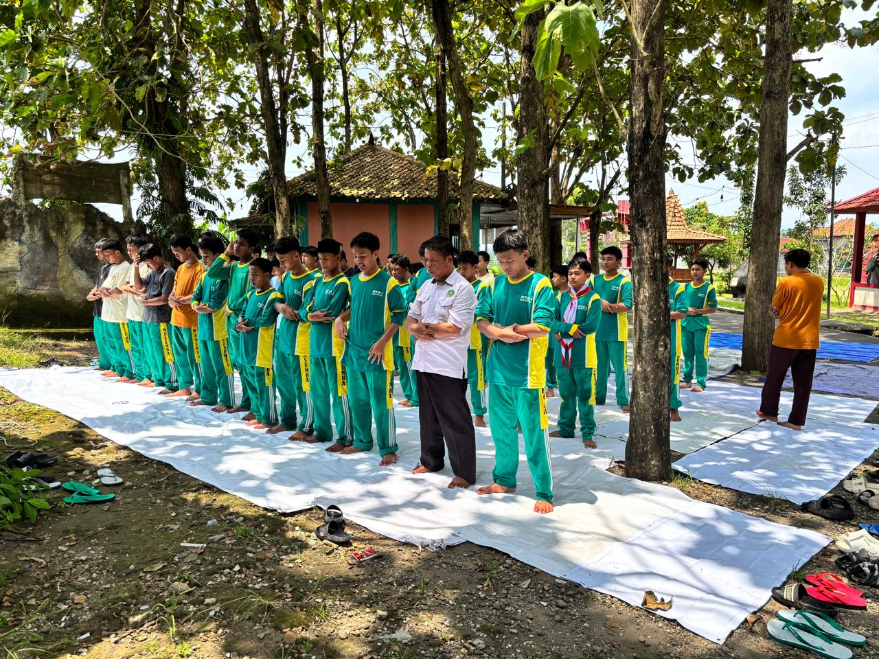 Khidmat di Alam Terbuka, Peserta Kemah Penggalang Laksanakan Salat Dzuhur Berjamaah